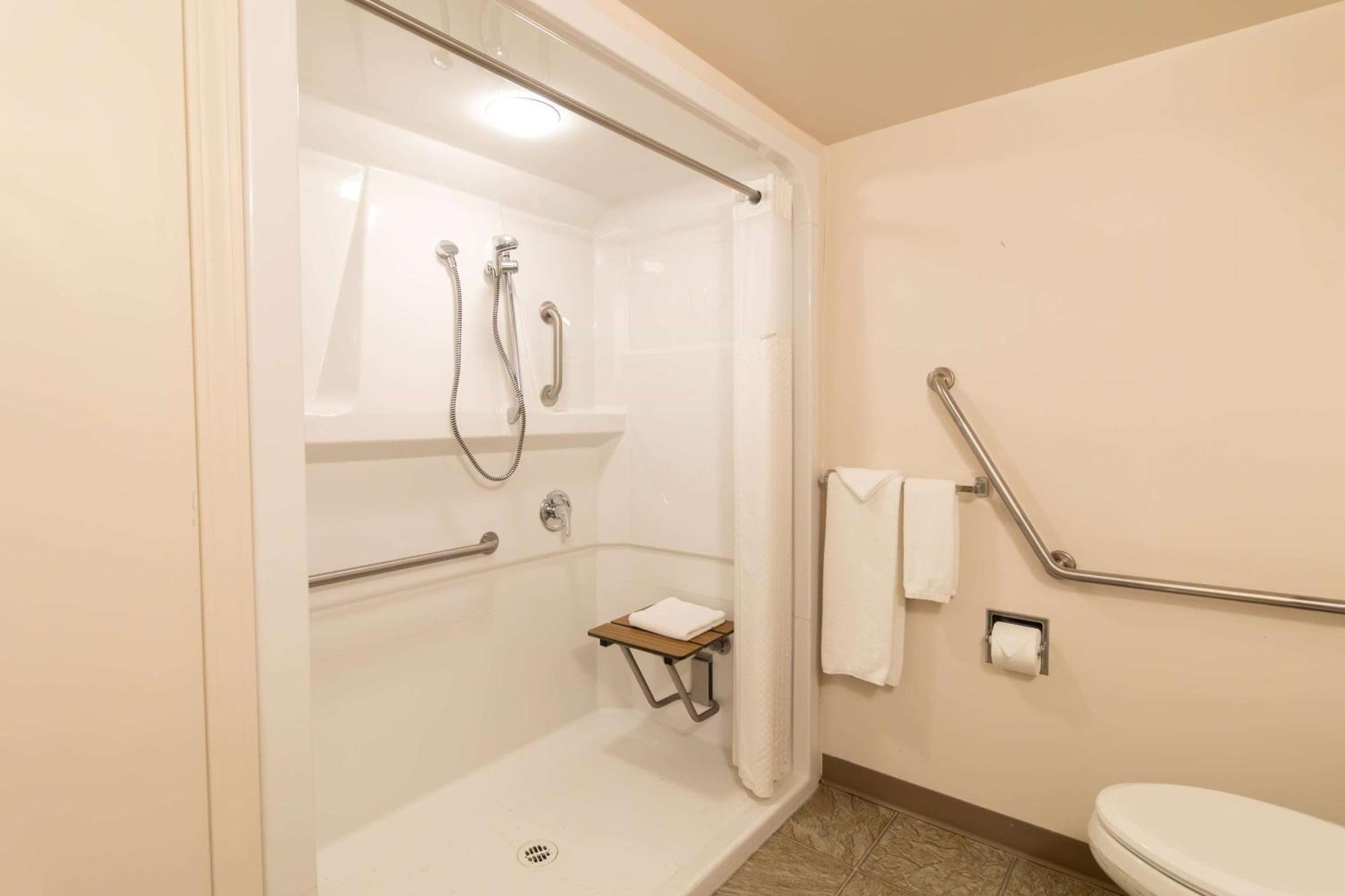 Super 8 By Wyndham George Hotel 4*