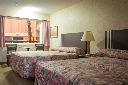 Super 8 By Wyndham George Hotel 4*